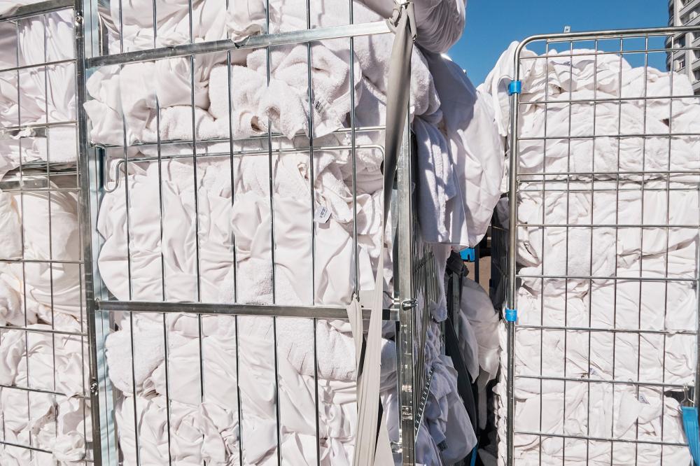 draps de lits blancs à laver à la blanchisserie